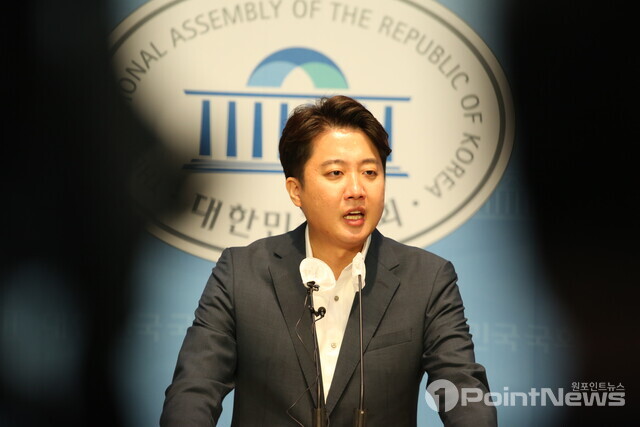 이준석 국민의힘 대표가 13일 오후 서울 여의도 국회 소통관에서 기자회견을 열고 발언하고 있다. (사진=정아솔 기자) 2022.08.13.