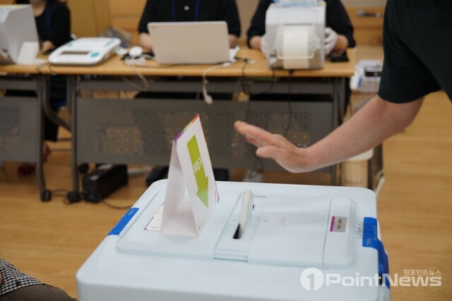 6.1지방선서 사전투표 첫날인 27일 오전 서울 양천구 한 투표소에서 시민이 투표함에 투표용지를 넣고 있다. (사진=강다연 기자) 2022.05.27